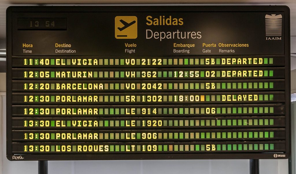 Painel de partidas do Aeroporto Internacional de Maiquetía, que serve Caracas