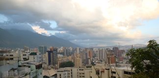 Prédios de Caracas com a montanha do Ávila ao fundo, na Venezuela