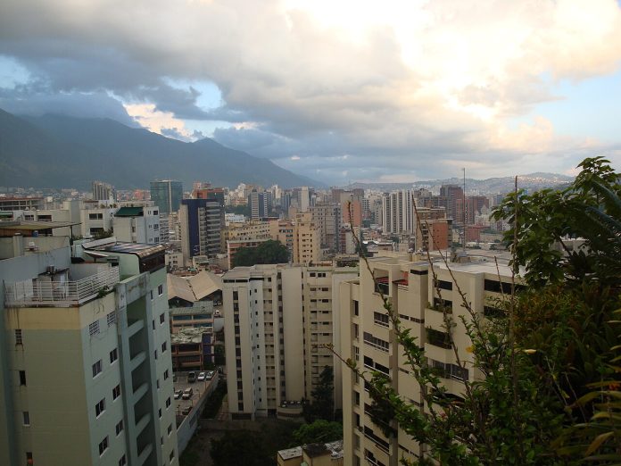 Prédios de Caracas com a montanha do Ávila ao fundo, na Venezuela