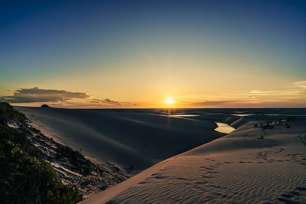 Pôr do sol nas dunas dos Lençóis Maranhenses, no Maranhão