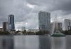 Lago Eola e arranha-céus do centro de Orlando, na Flórida