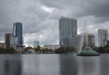 Lago Eola e arranha-céus do centro de Orlando, na Flórida