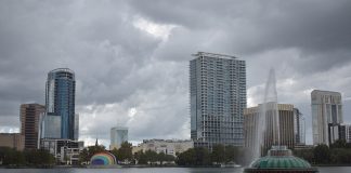 Lago Eola e arranha-céus do centro de Orlando, na Flórida