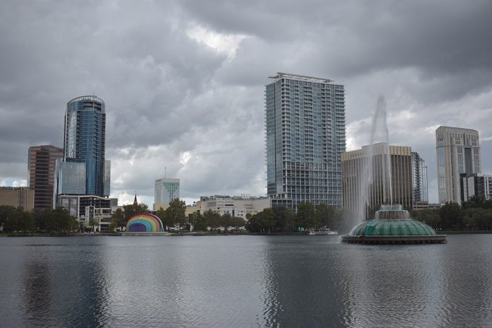 Lago Eola e arranha-céus do centro de Orlando, na Flórida