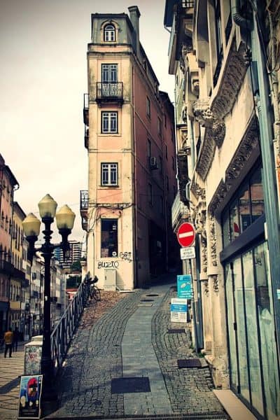 Rua Corpo de Deus em Coimbra, com calçada e casario antigo em subida