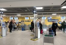 Balcões de check-in e entrega de bagagem da Ryanair num aeroporto