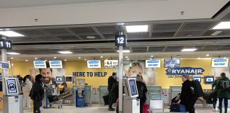 Balcões de check-in e entrega de bagagem da Ryanair num aeroporto