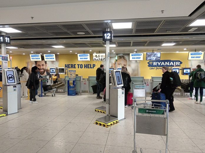 Balcões de check-in e entrega de bagagem da Ryanair num aeroporto