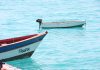 Barcos de pesca na água turquesa de Santa Maria, na ilha do Sal, Cabo Verde