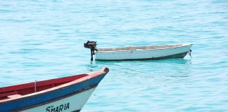 Barcos de pesca na água turquesa de Santa Maria, na ilha do Sal, Cabo Verde