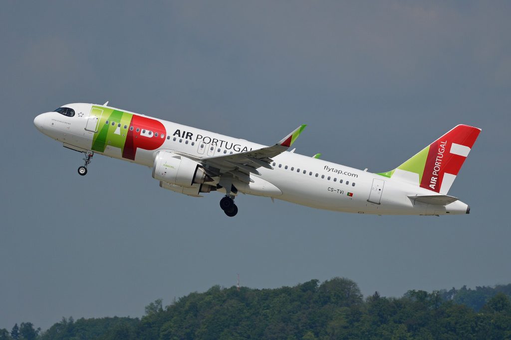 Airbus A320neo da TAP Air Portugal a descolar, o avião que faz o voo Porto–Sal