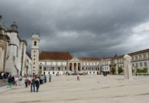 Pátio das Escolas da Universidade de Coimbra, com a torre e a estátua de D. João III