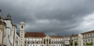 Pátio das Escolas da Universidade de Coimbra, com a torre e a estátua de D. João III
