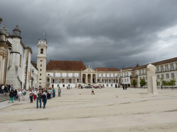 Pátio das Escolas da Universidade de Coimbra, com a torre e a estátua de D. João III